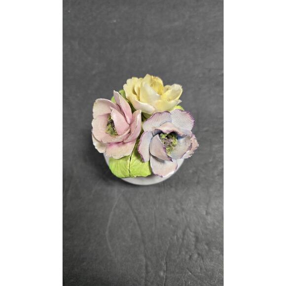 Vintage Royal Sutherland Bone China Flower Bouquet Figurine Staffordshire *chip - Picture 8 of 9